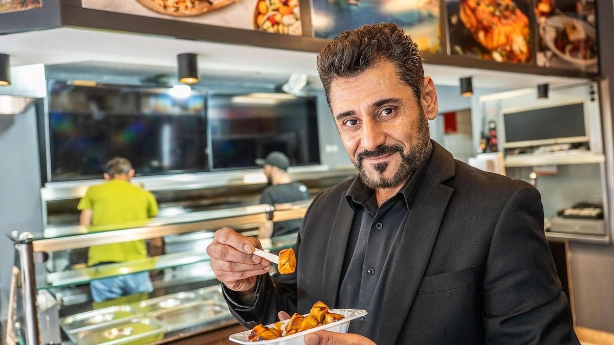 Alan Latif, neuer Pächter von Bratwurst Glöck'l, in seinem Lokal
